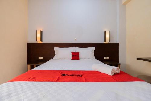 Postel nebo postele na pokoji v ubytování RedDoorz at Omahku Guest House Batu