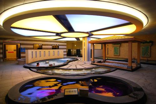 Ruang duduk di Jungheung Gold Spa & Resort