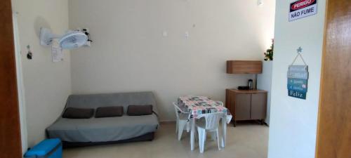 ein kleines Zimmer mit einem Bett und einem Tisch in der Unterkunft Casa com piscina em Pontal do Paraná - Balneário de Ipanema in Pontal do Paraná