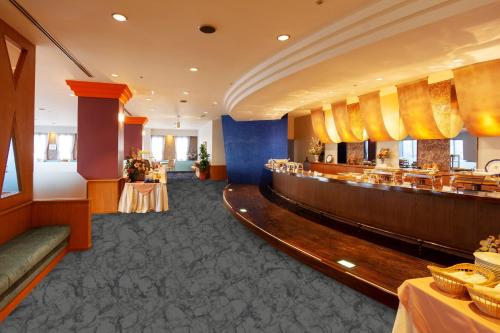Hotel Grand Ciel Hanamaki في هاناماكي: مطعم فيه بار في الفندق
