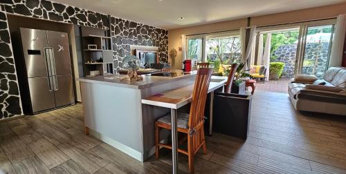 una cocina con encimera y refrigerador en Villa YSANGA, en Saint-Pierre