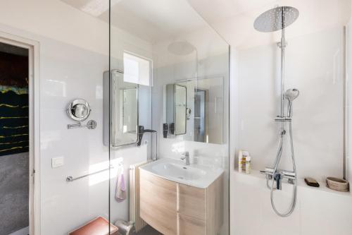 a bathroom with a sink and a shower at Vue plongeante sur l'eau in Saint-Jean-de-Luz