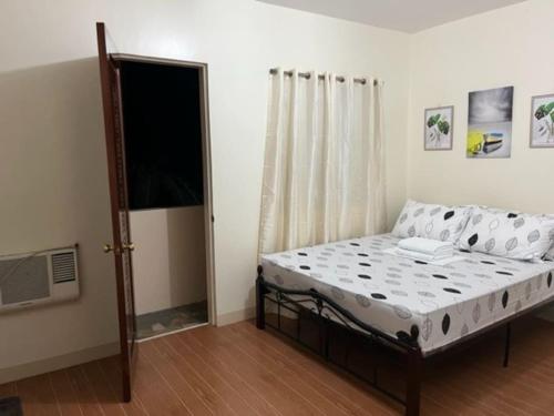 a small bedroom with a bed and a window at Estilo 2-Bedroom Apartment B in Clarin