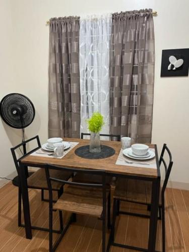 a dining room table and chairs with a window at Estilo 2-Bedroom Apartment B in Clarin