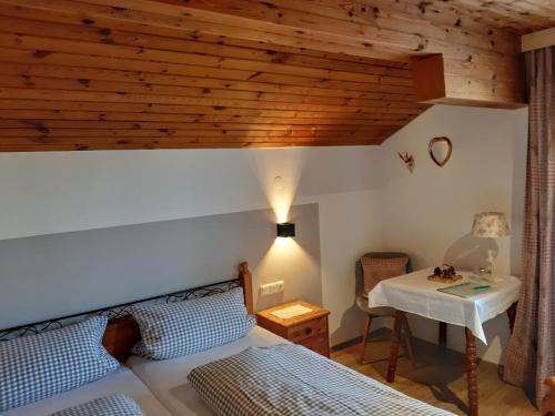 Postel nebo postele na pokoji v ubytování Gästehaus Pöppl