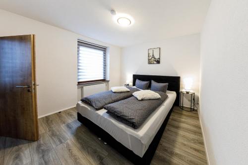 sypialnia z łóżkiem i oknem w obiekcie Apartment Tea w mieście Triberg