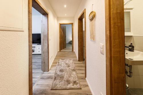 - un couloir d'une maison avec un tapis au sol dans l'établissement Apartment Tea, à Triberg