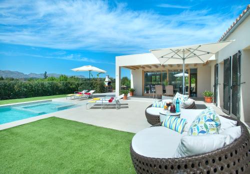 Πισίνα στο ή κοντά στο Owl Booking Villa Mir - Luxury Retreat
