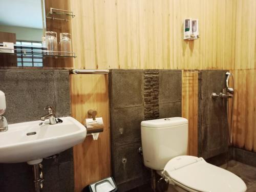 bagno con servizi igienici bianchi e lavandino di Malino Highlands a Malino