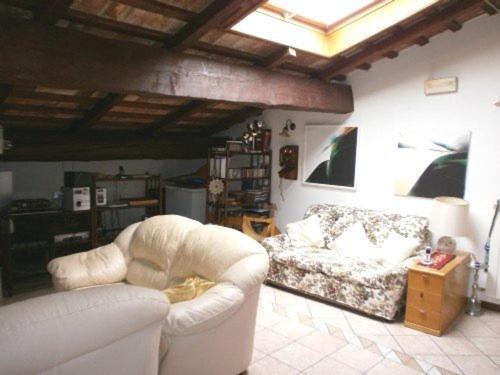 a living room with two chairs and a couch at Dimora Giosafatti in Ascoli Piceno