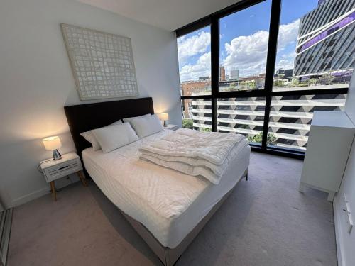 Tempat tidur dalam kamar di Modern 2Bedroom Apartment North Melbourne