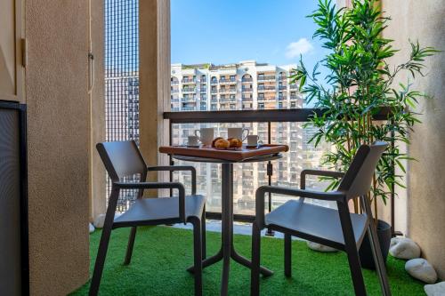 un tavolo e sedie su un balcone con vista di Bari incanto - 3 Bedroom Apartment & Free Parking a Bari