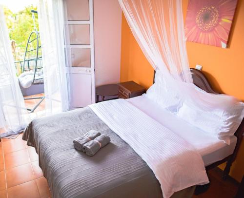 una camera da letto con un letto con due asciugamani sopra di Rita's house a Ponta Delgada