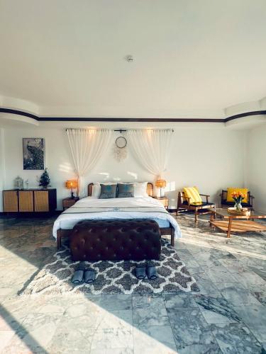 拉威海灘的住宿－Ocean Pie Phuket，一间卧室,卧室内配有一张大床