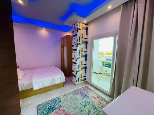 a small bedroom with a bed and a window at سيسيليا ريزورت in Hurghada