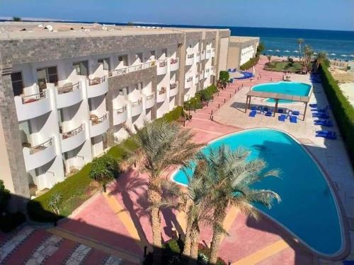 una vista aérea del hotel y de la playa en سيسيليا ريزورت en Hurghada