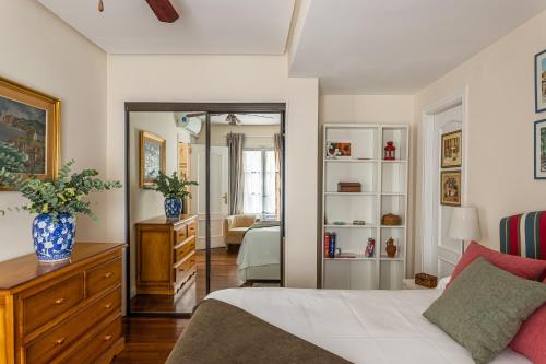 - une chambre avec un lit, une commode et un miroir dans l'établissement BNBHolder Teatro Real OPERA, à Madrid