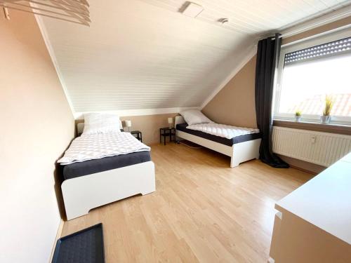 twee bedden in een kamer met een raam bij Apartment in Geseke in Geseke