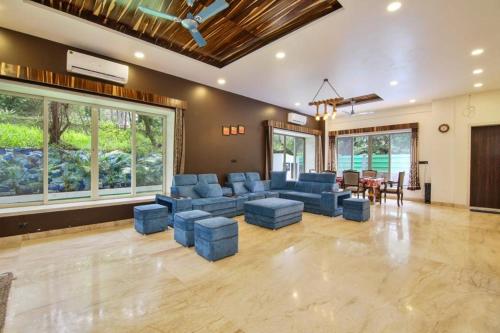 Ruang duduk di IN 4BHK VILLA LONAVALA