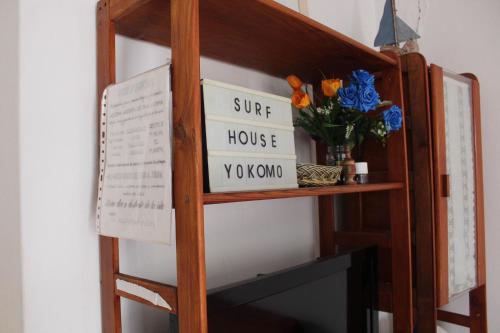 a book shelf with a sign that reads cure house yoyo at Famara Home stay in Famara