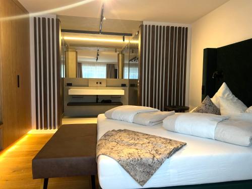 ライト・イム・ヴィンクルにあるSonnhof Reit im Winklのベッド2台とバスルームが備わるホテルルームです。