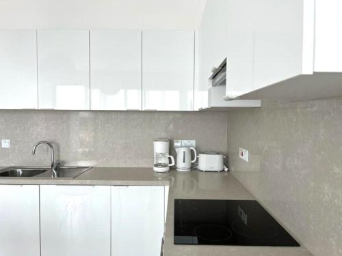 Dapur atau dapur kecil di Lovely and stylish apartment with calming garden view