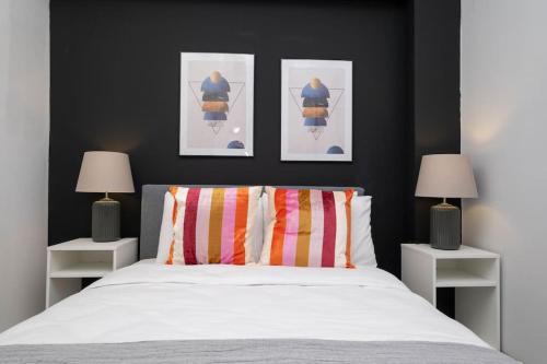 - une chambre avec un lit blanc et 2 lampes dans l'établissement Cosy Urban 2-Bedroom Apartment, à Istanbul