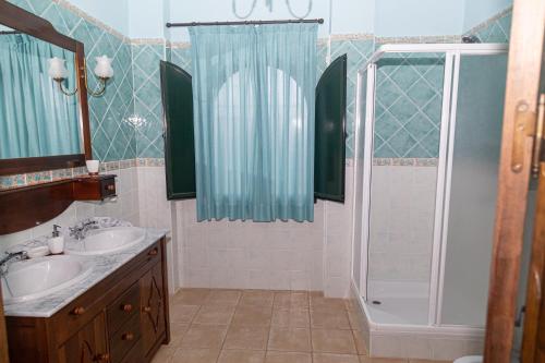 un bagno con lavandino e doccia di Finca Los Majadales ad Almodóvar del Río