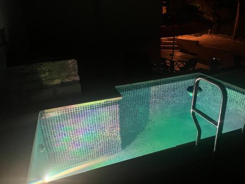 - une piscine éclairée la nuit avec une balustrade en métal dans l'établissement la brigantine 2, à La Ciotat