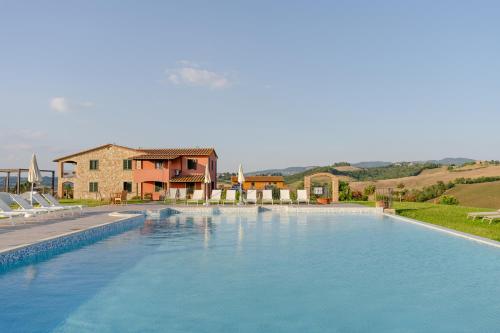 ein großer Pool vor einem Haus in der Unterkunft Agriturismo Panieracci in Villamagna