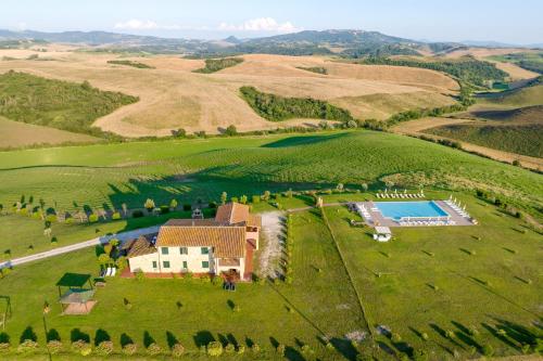 an aerial view of a house on a green field at Agriturismo Panieracci in Villamagna