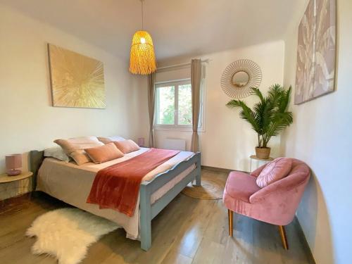une chambre avec un lit et une chaise dans l'établissement Villa les Portes de Provence, à Sauzet