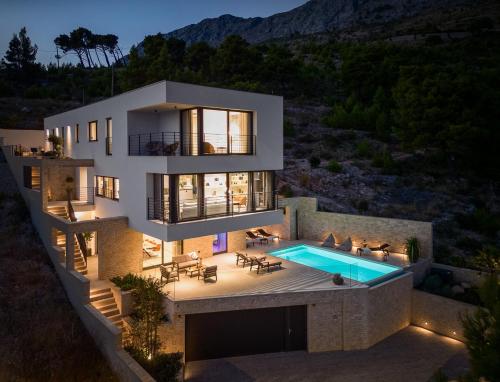 Deluxe Villa Nitia with 4 bedrooms 550m from sandy beach