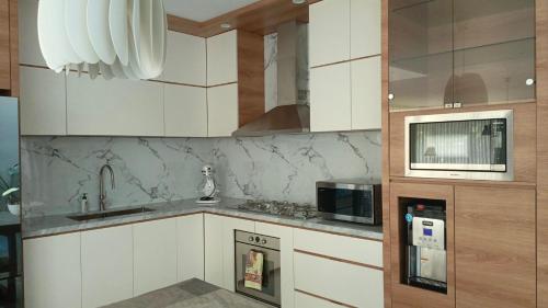 Η κουζίνα ή μικρή κουζίνα στο Villa Syariah Bandung Banget