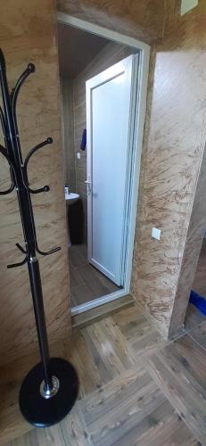Sofia' Guest House في كوبوليتي: غرفة مع مرآة وجهاز جري أمام باب