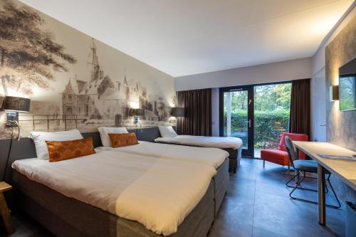 een hotelkamer met 2 bedden en een bureau bij Hotel Heemskerk in Heemskerk