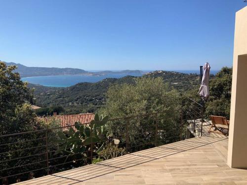 Photo de la galerie de l'établissement Idéal 2 couples , APPT DANS VILLA, VUE MER, PISCINE., à Lumio