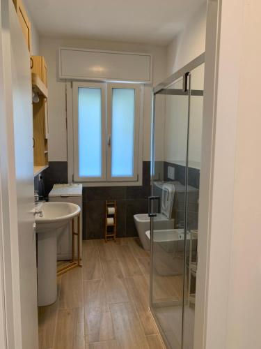 ein Badezimmer mit einer Badewanne, einem Waschbecken und einem WC in der Unterkunft Spazioso Appartamento in casa singola Padova con giardino in Padua