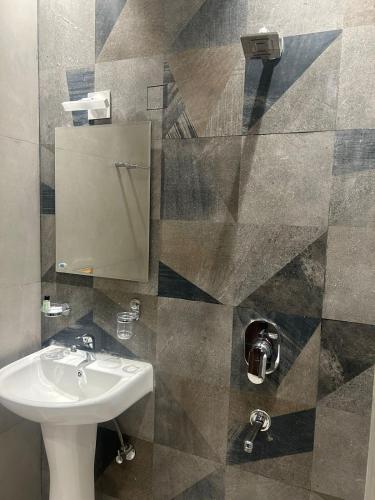 Bilik mandi di Hotel Katani Inn
