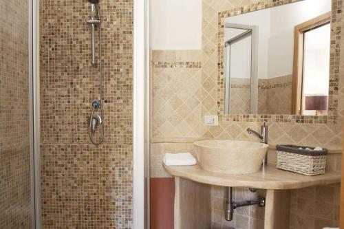 a bathroom with a sink and a shower at Guest house Acuario in Torre Grande