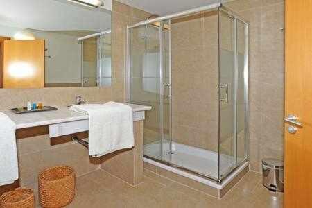 y baño con ducha y lavamanos. en Villa Golfers 7 by Infinity Summer, en San Bartolomé