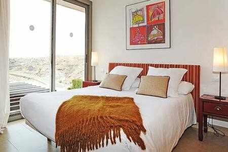 1 dormitorio con cama blanca y manta naranja en Villa Golfers 7 by Infinity Summer, en San Bartolomé