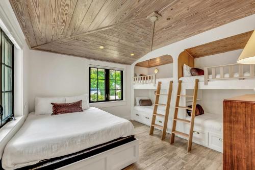 安娜瑪利亞的住宿－The Fish House，一间卧室设有两张双层床和木制天花板。