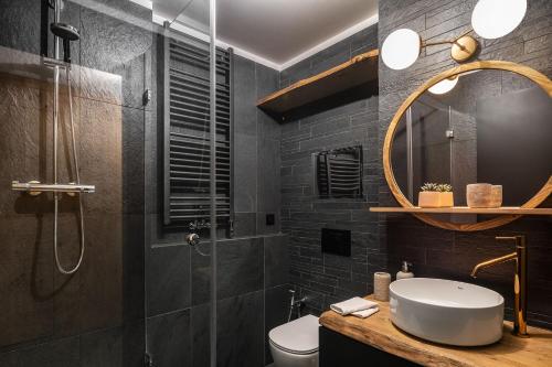 La salle de bains est pourvue d'un lavabo, de toilettes et d'une douche. dans l'établissement Peaceful, Cozy Designer Mountain Studio, à Harrachov