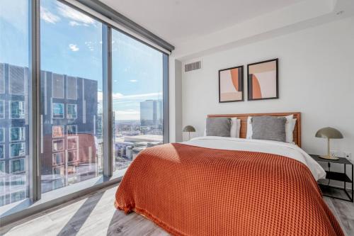 Ένα ή περισσότερα κρεβάτια σε δωμάτιο στο Downtown 2br w lounge deck wd pool ATX-231