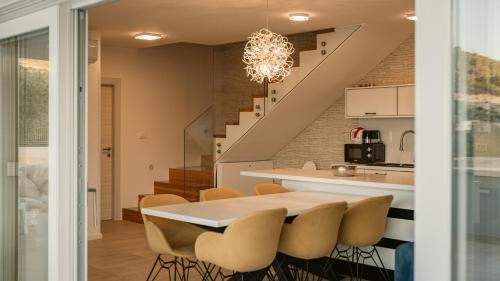 Gallery image of Luxury Blue Villas Vis in Vis
