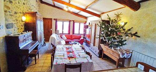 La RochetteにあるGîtes de Saint-Ribert 6 piècesのテーブルとソファのあるリビングルーム