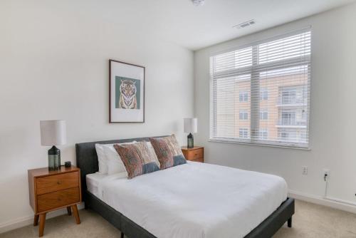 Ένα ή περισσότερα κρεβάτια σε δωμάτιο στο Waltham 2br w gym in-unit wd near dining BOS-971