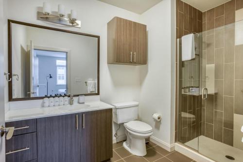 Ένα μπάνιο στο Waltham 2br w gym in-unit wd near dining BOS-971