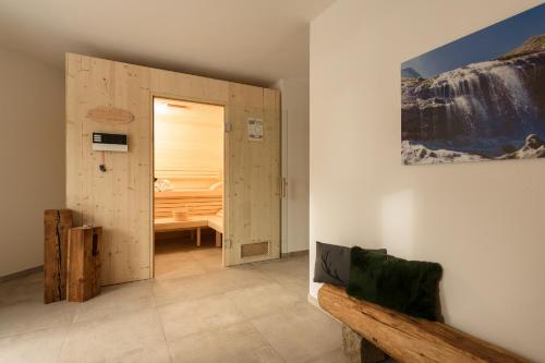 Bergchalet "Haus Sonja" في كاتشبيرغوهي: غرفة بباب يؤدي لغرفة النوم